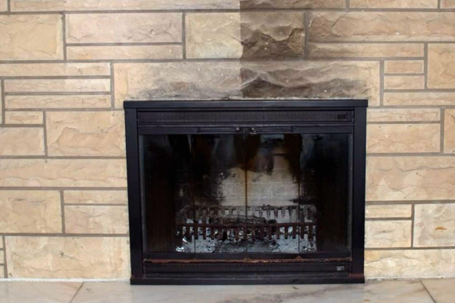 Nettoyer la pierre de votre cheminée noircie, comment l