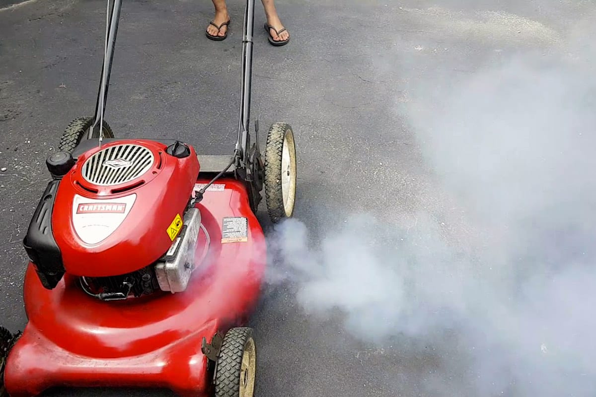 Que Faire si ma Tondeuse FUME ? 5 Solutions Faciles en 2025