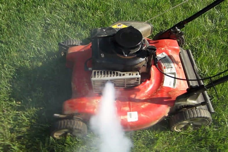 Que Faire si ma Tondeuse FUME ? 5 Solutions Faciles en 2025