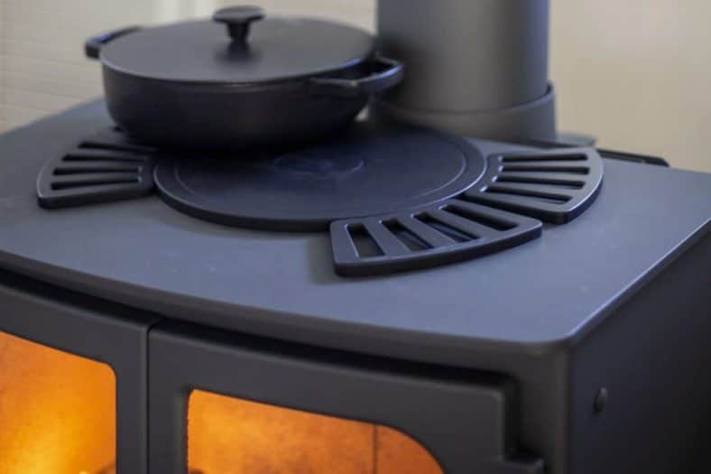 Poêle à bois avec plaque de cuisson, quels sont ses avantages