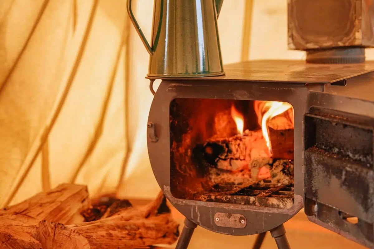 Poêle à bois avec plaque de cuisson, quels sont ses avantages