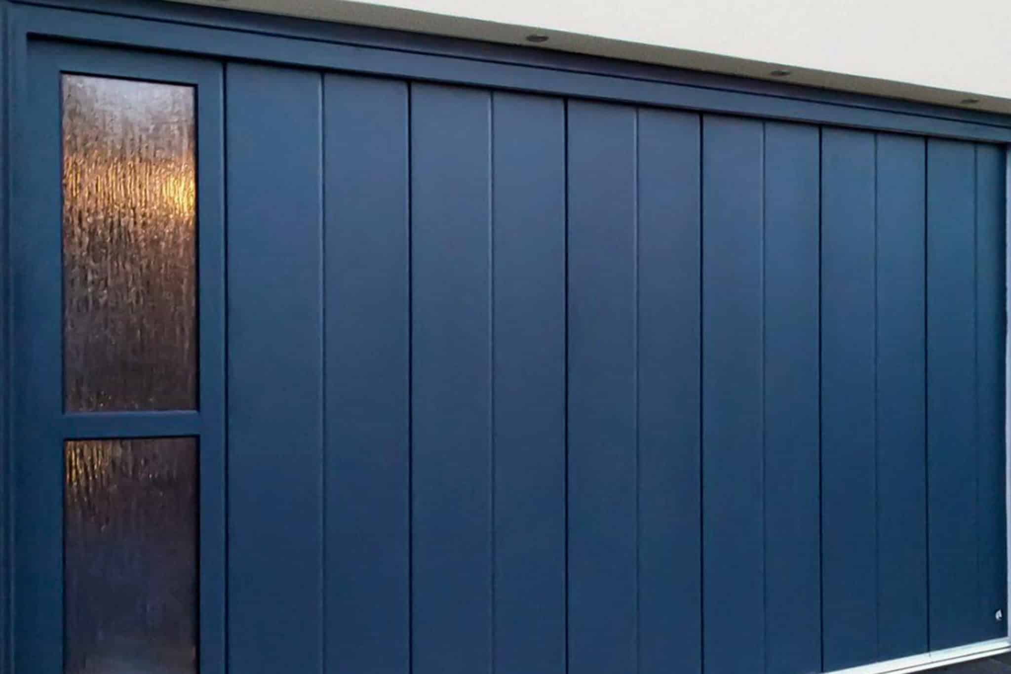 Comment INSTALLER une PORTE de GARAGE COULISSANTE sur RAIL ? Tuto 2025