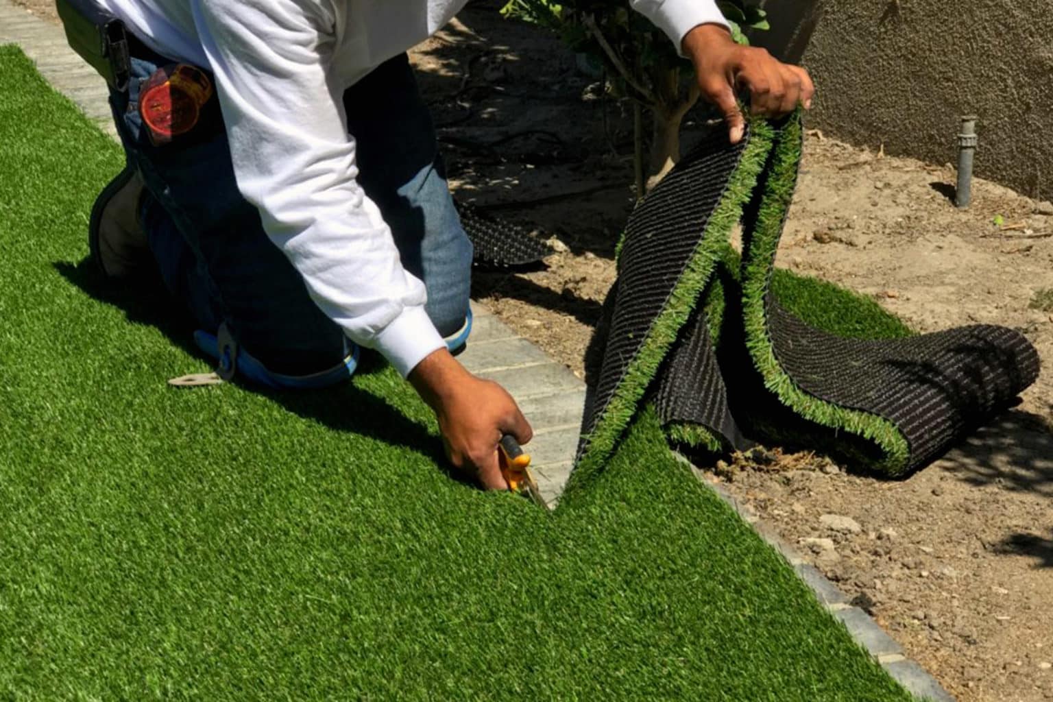 Comment poser du gazon SYNTHÉTIQUE sur de la terre ? Guide étape par étape