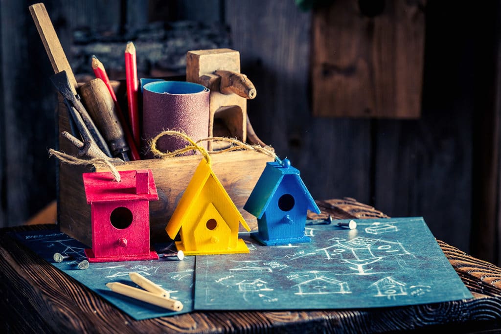 nichoir à oiseau en plusieurs couleur fait maison en bois