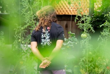 Sabots homme : pratiques, robustes et stylés pour la vie au jardin